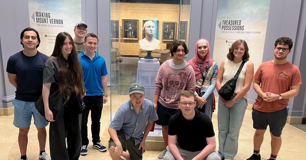 Student group in the beautiful Mount Vernon.