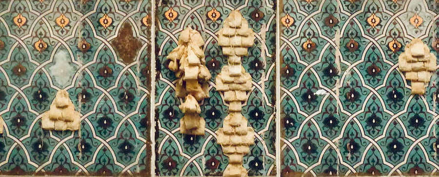 Phaedra Askarinam, Akharehafteh (The weekend), 2024. A pattern painted on canvas with a sculptural arrangement of teabags.