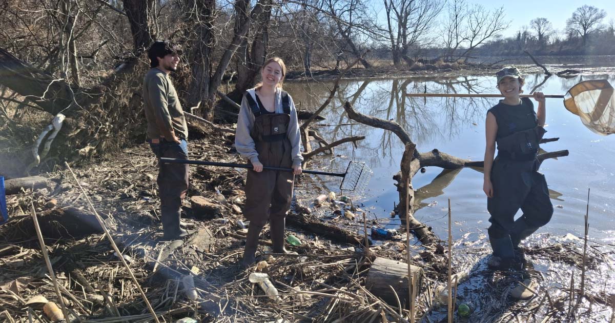 Steve MacAvoy’s students work to detect BPA in the Anacostia River.