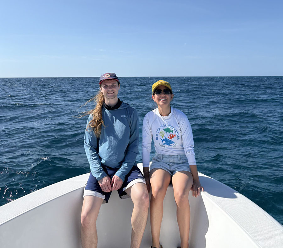 Anny Cárdenas and Ciarán Fitzpatrick collecting coral samples in Key Biscayne, Florida. 