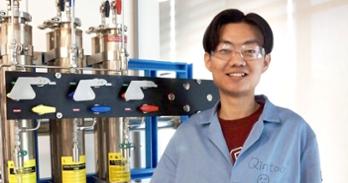 Qintao Jia in the Toledo Lab. Photo by Sophy Zhao.