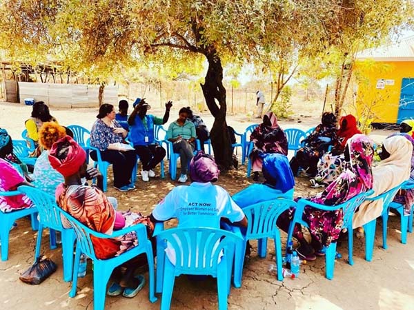 Thurka Sangaramoorthy speaking with Sudanese women in UN refugee camp in South Sudan 