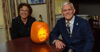 From left, AU neighbor Suzy Mink pictured with AU President Jon Alger. Photo by Jeff Watts.
