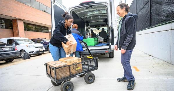 volunteers unload food