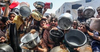 Palestinians seek food aid in Gaza. Anas-Mohammed / Shutterstock.com