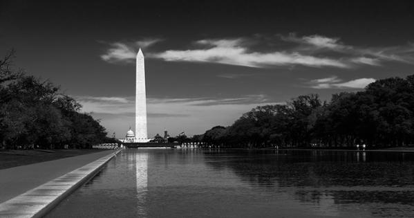 Black and white photo of the Washington Monument