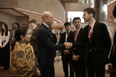 Henry Moskov shakes hands with NASA astronau Scott Kelly