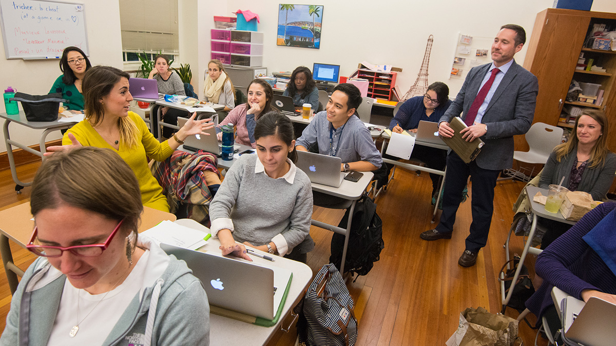 Professor Jason Snyder interacts with his Master's in Educaiton class.