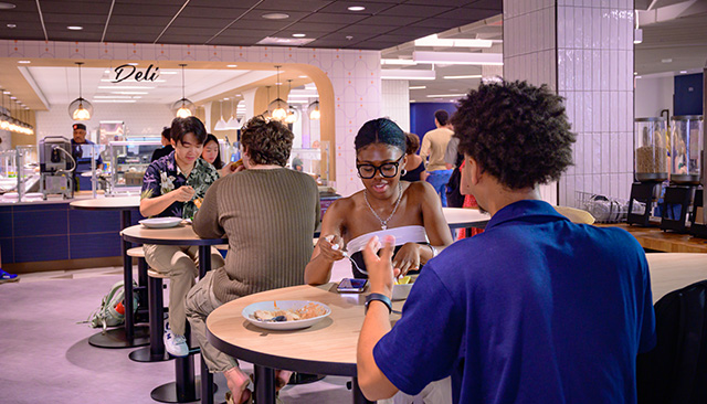 Students eating at TDR