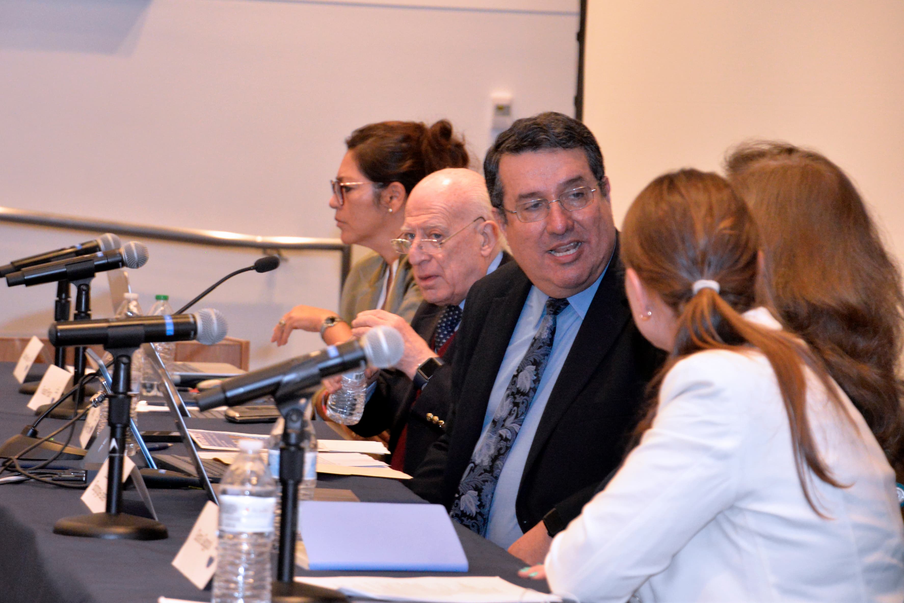 Derechos Humanos y Governanza Global: los panelistas discuten