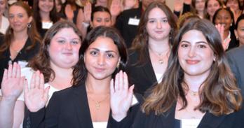 1L students at the 2026 Full-Time JD Orientation take their professional oath.